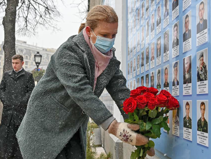 Напередодні Дня українського добровольця біля Стіни пам’яті на Михайлівській площі країна згадувала загиблих на сході України захисників-добровольців. Профільний міністр Юлія Лапутіна була поруч із ветеранами та їхніми родинами. Фото з сайту facebook.com/mva.gov.ua